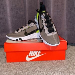 NEVER BEEN WORN NIKE RUNNING SHOE!!